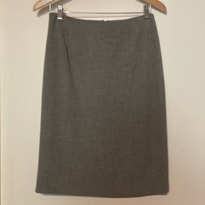 Ann Taylor size 6 gray stretch skirt